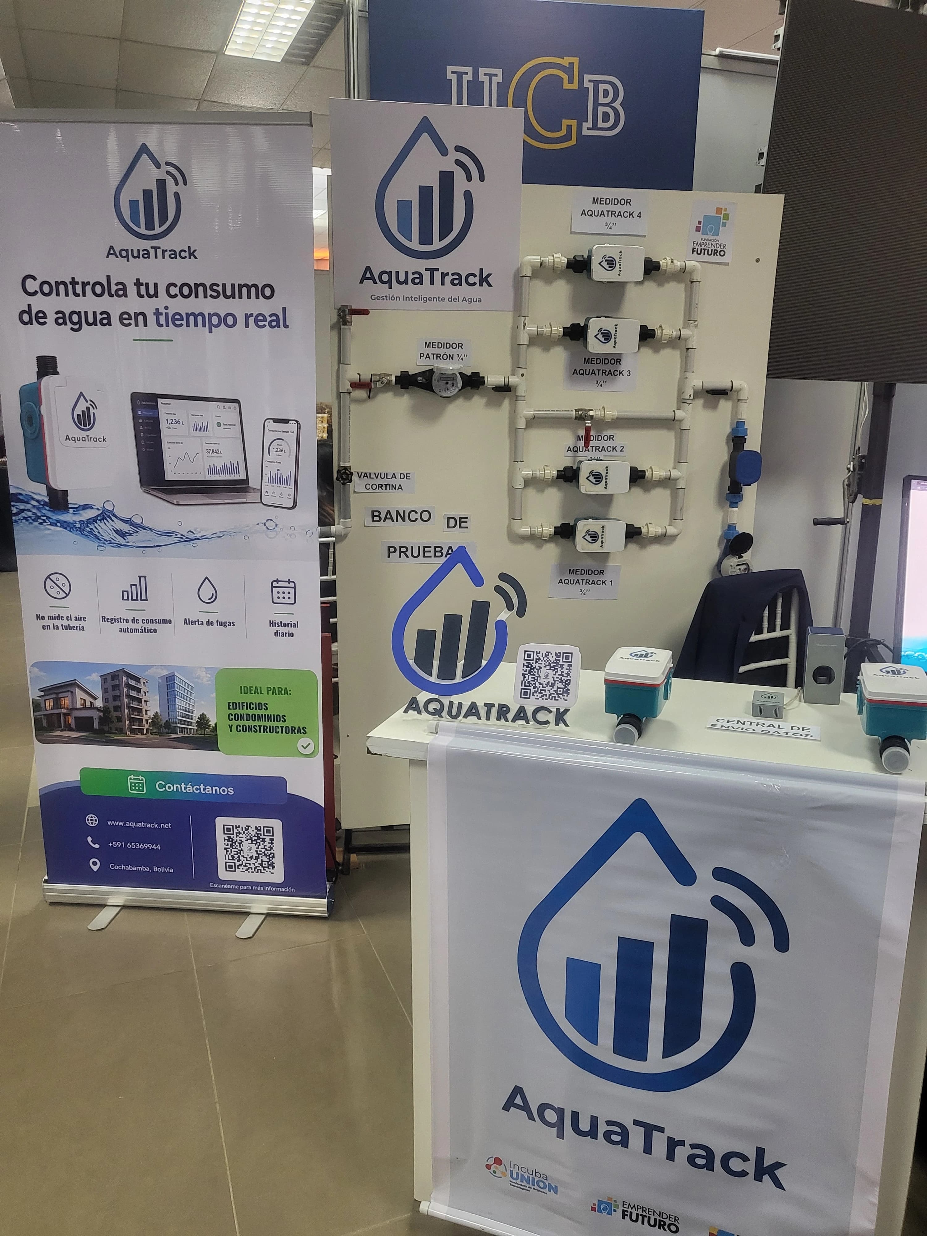 Equipo de AquaTrack en un stand de la UCB junto al banco de pruebas con cuatro Medidores AquaTrack, el medidor patrón y la central