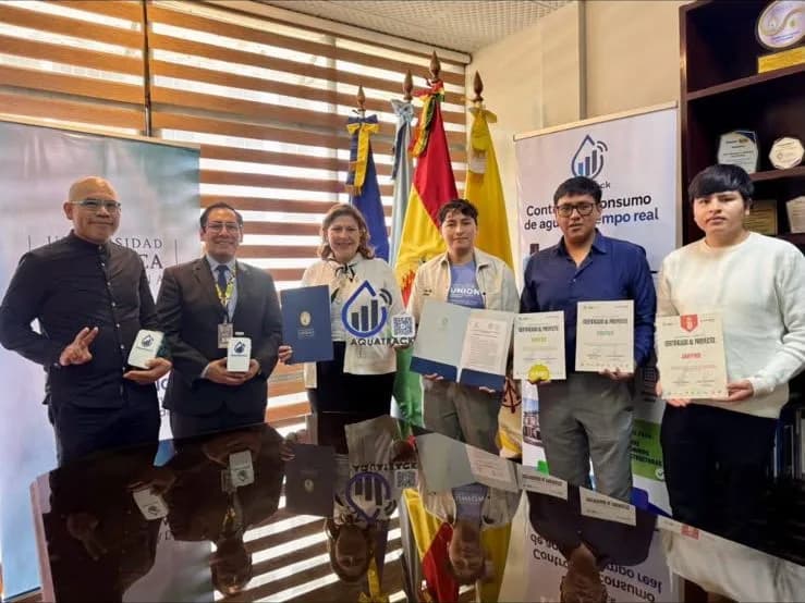 Representantes de AquaTrack y la UCB durante el convenio