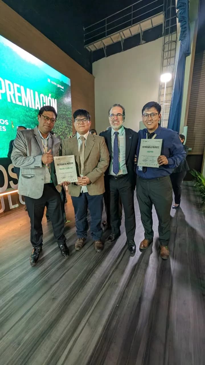 Equipo de AquaTrack con sus certificados de Premios Verdes