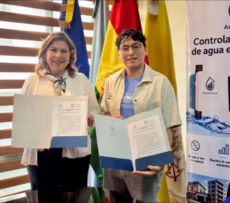 Firma del convenio marco entre AquaTrack y la UCB