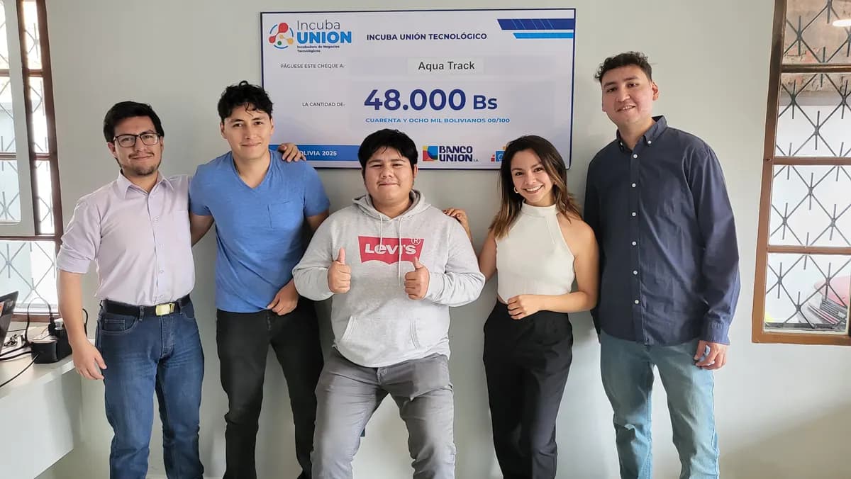 Equipo de AquaTrack con el cheque de capital semilla de Incuba Unión Tecnológico
